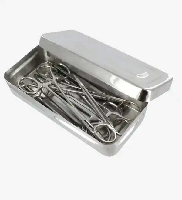Boîte de petite chirurgie avec des instruments stériles et prêts à l'emploi pour des interventions chirurgicales.